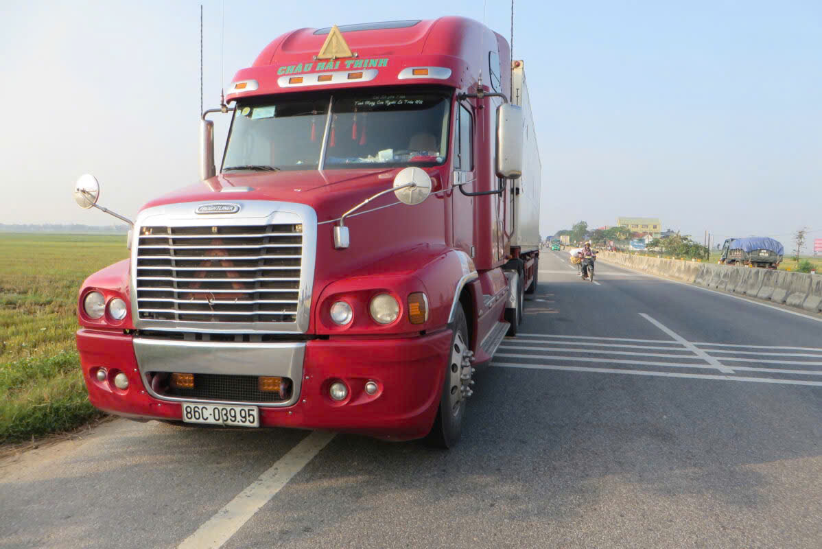 So Sánh Các Loại Xe Container 20 Feet và 40 Feet: Lựa Chọn Nào Phù Hợp Cho Doanh Nghiệp Của Bạn?